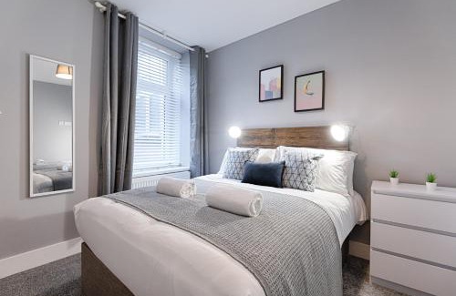 Llanelli Apartment | 2 RM Studio, Smart Tv's, close to all amenities