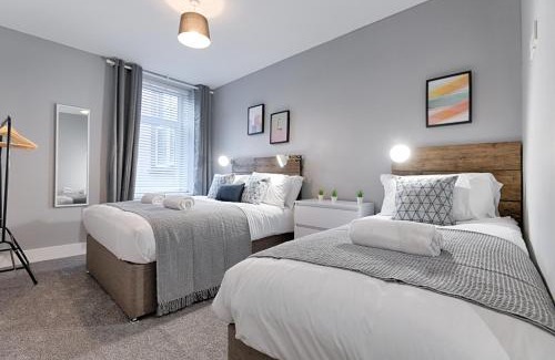 Llanelli Apartment | 2 RM Studio, Smart Tv's, close to all amenities