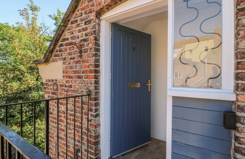 Malton Cottage | 2 RODGERS MEWS, romantic, character holiday cottage in Malton