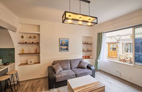 Saint-Jeannet Apartment | 2-room apartment in the heart of the old village opposite the restaurant