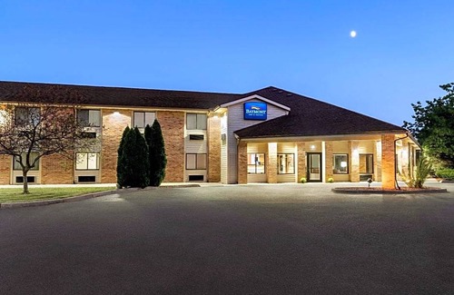 Monroe Hotel | 2-Star Hotel ∙ Baymont by Wyndham Monroe