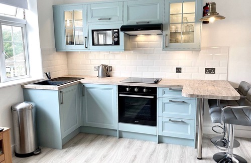 Portreath House | 2~Short walk~Beach~Pubs~Shops: Chlorine safe Pool and Hot tub, Games room, WiFi
