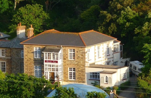 Portreath House | 2~Short walk~Beach~Pubs~Shops: Chlorine safe Pool and Hot tub, Games room, WiFi