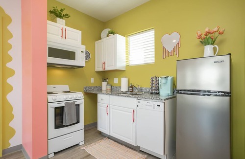 Maxwell House | 🏡 🏡 2 SIDE BY SIDE UNITS | BACH 💃 | 20 🛌 | 😍 DECOR | WALKABLE TO BARS 🍷