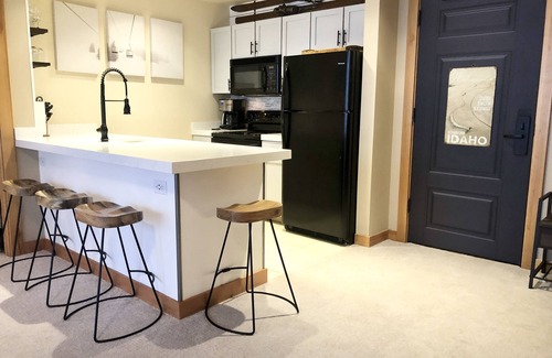 Sandpoint Condo | 2 SKI FREE Ski in/Ski out White Pine Lake View Condo, Heart of The Village