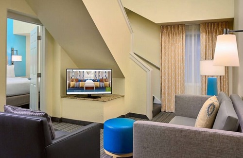 White Station House | 2 Sleek Units! w/ Kitchen, Parking, Pets Allowed Near Fire Museum of Memphis!