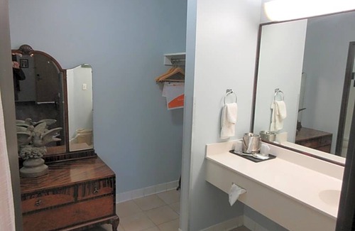 Manitou Springs Hotel | 2-Star Hotel ∙ Econo Lodge Inn & Suites