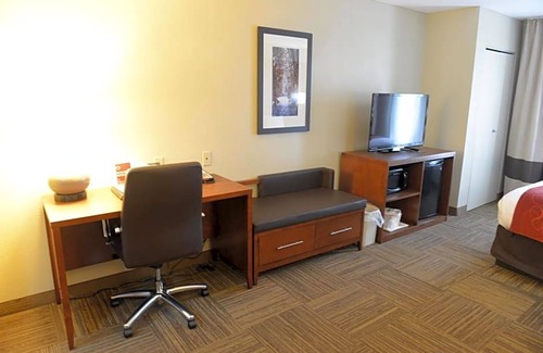 Urbana Hotel | 2-Star Hotel ∙ Comfort Suites Urbana Champaign, University Area