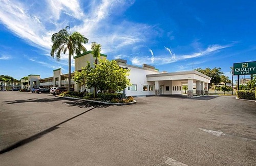 Bayshore Gardens Hotel | 2-Star Hotel ∙ Quality Inn Bradenton - Sarasota North