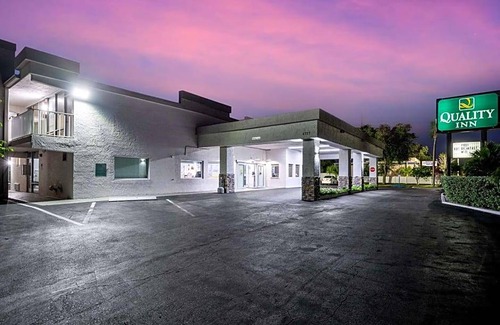Bayshore Gardens Hotel | 2-Star Hotel ∙ Quality Inn Bradenton - Sarasota North