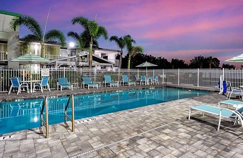 Bayshore Gardens Hotel | 2-Star Hotel ∙ Quality Inn Bradenton - Sarasota North