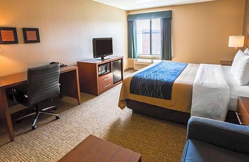 Village of Lakewood Hotel | 2-Star Hotel ∙ Comfort Inn Crystal Lake - Algonquin