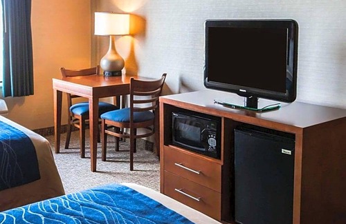 Village of Lakewood Hotel | 2-Star Hotel ∙ Comfort Inn Crystal Lake - Algonquin