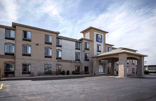 Village of Lakewood Hotel | 2-Star Hotel ∙ Comfort Inn Crystal Lake - Algonquin