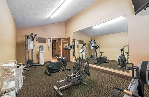 Cortland Hotel | 2-Star Hotel ∙ Clarion Inn & Suites - University Area