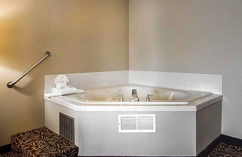 Cortland Hotel | 2-Star Hotel ∙ Clarion Inn & Suites - University Area