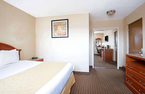 Copiague Hotel | 2-Star Hotel ∙ Days Inn by Wyndham Long Island/Copiague