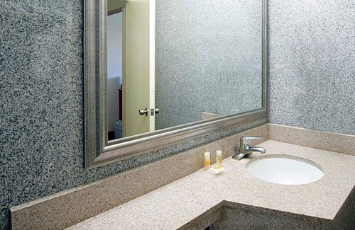 Copiague Hotel | 2-Star Hotel ∙ Days Inn by Wyndham Long Island/Copiague