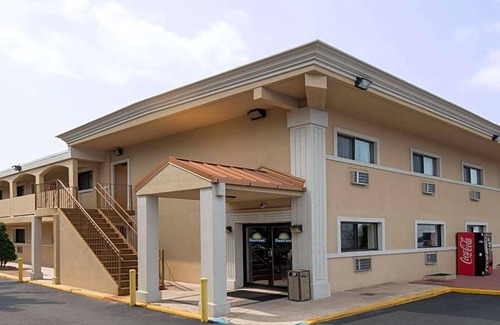 Copiague Hotel | 2-Star Hotel ∙ Days Inn by Wyndham Long Island/Copiague