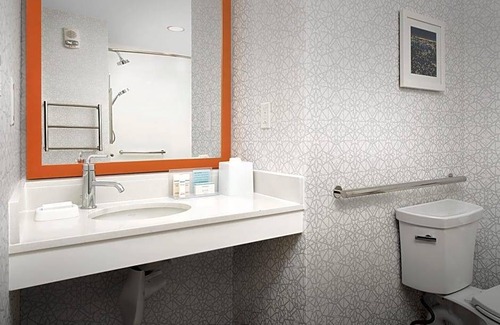 Downtown West Hotel | 2-Star Hotel ∙ Hampton Inn Baltimore-Downtown-Convention Center