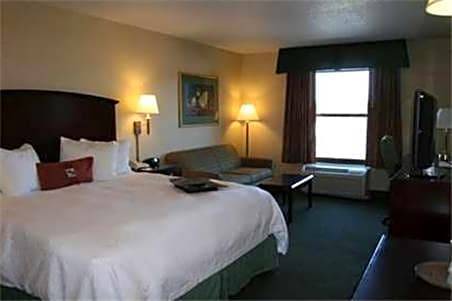 Marshall Hotel | 2-Star Hotel ∙ Hampton Inn Marshall