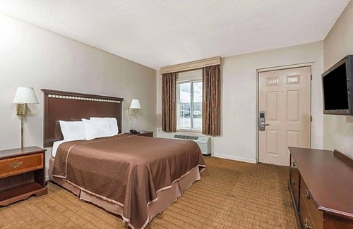 Springfield Hotel | 2-Star Hotel ∙ Howard Johnson by Wyndham Springfield
