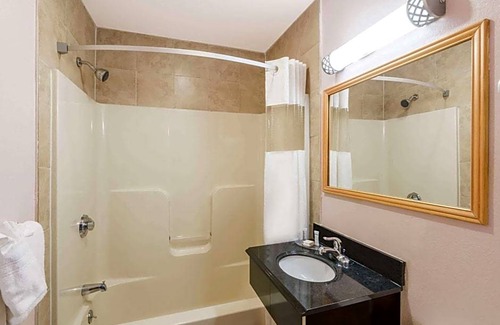 Springfield Hotel | 2-Star Hotel ∙ Howard Johnson by Wyndham Springfield
