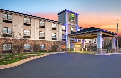 Marshall Hotel | 2-Star Hotel ∙ Holiday Inn Express Marshall, an IHG Hotel