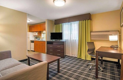 Albany Hotel | 2-Star Hotel ∙ Quality Inn & Suites