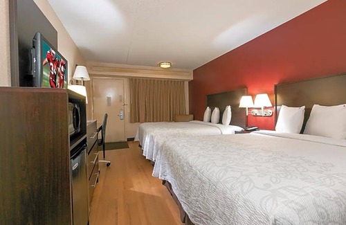 Willowbrook Hotel | 2-Star Hotel ∙ Red Roof Inn PLUS Chicago - Willowbrook
