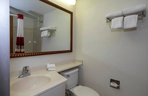 Yorkshire Hotel | 2-Star Hotel ∙ Red Roof Inn and Suites Newark - University