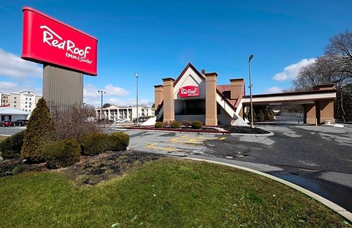 Yorkshire Hotel | 2-Star Hotel ∙ Red Roof Inn and Suites Newark - University