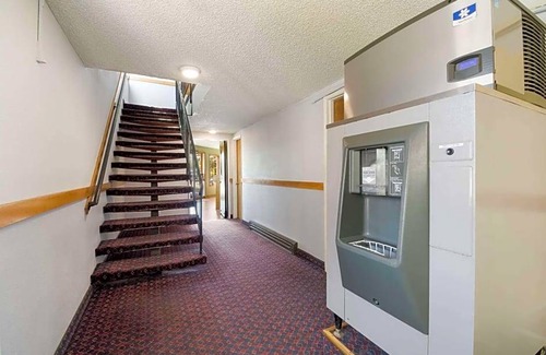 Cedar Hills Hotel | 2-Star Hotel ∙ Rodeway Inn & Suites Hwy 217 & 26 W
