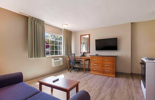 Cedar Hills Hotel | 2-Star Hotel ∙ Rodeway Inn & Suites Hwy 217 & 26 W