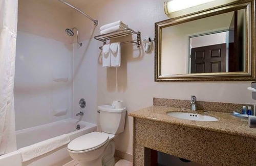 Cedar Hills Hotel | 2-Star Hotel ∙ Rodeway Inn & Suites Hwy 217 & 26 W