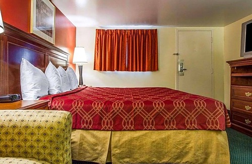 Brunswick Hotel | 2-Star Hotel ∙ Rodeway Inn & Suites Brunswick near Hwy 1