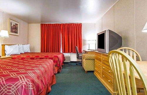 Brunswick Hotel | 2-Star Hotel ∙ Rodeway Inn & Suites Brunswick near Hwy 1