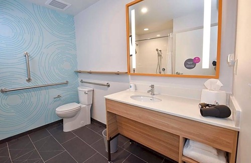 Lawrence Hotel | 2-Star Hotel ∙ Tru By Hilton Lawrence
