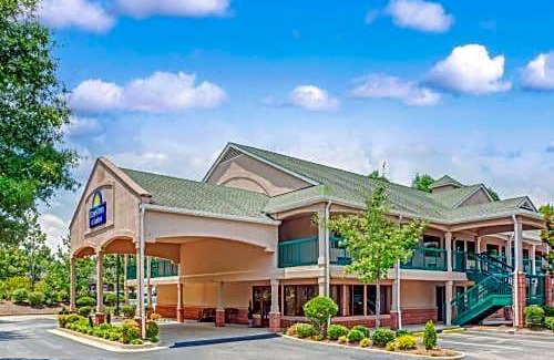 Peachtree City Hotel | 2-Star Hotel ∙ Days Inn & Suites by Wyndham Peachtree City