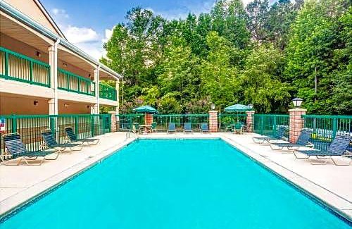 Peachtree City Hotel | 2-Star Hotel ∙ Days Inn & Suites by Wyndham Peachtree City