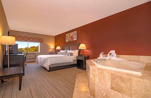 Centereach Hotel | 2-Star Hotel ∙ Holiday Inn Express Stony Brook-Long Island, an IHG Hotel