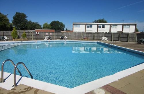 Scratby House | 2 Storey 3 Bedroom Chalet -Outdoor Swimming Pool - sleeps up to 6 - 5 min walk to the Beach, near Broads and Great Yarmouth