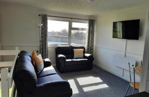 Scratby House | 2 Storey 3 Bedroom Chalet -Outdoor Swimming Pool - sleeps up to 6 - 5 min walk to the Beach, near Broads and Great Yarmouth