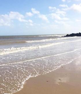 Scratby House | 2 Storey 3 Bedroom Chalet -Outdoor Swimming Pool - sleeps up to 6 - 5 min walk to the Beach, near Broads and Great Yarmouth
