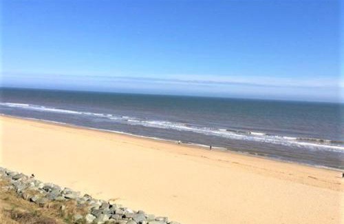Scratby House | 2 Storey 3 Bedroom Chalet -Outdoor Swimming Pool - sleeps up to 6 - 5 min walk to the Beach, near Broads and Great Yarmouth
