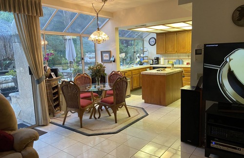 Santa Clarita House | 2-Storey Model Home with High Ceilings and Spacious Yard