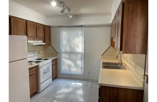 Chatham Crescent Apartment | 2 Story apartment in Ardsley Park with patio.