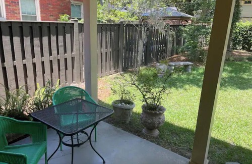 Chatham Crescent Apartment | 2 Story apartment in Ardsley Park with patio.