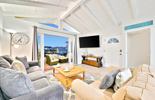 Balboa Peninsula House | 2 Story Home with Rooftop Deck next to the Bay & Beach