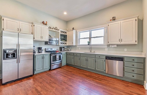 West End Apartment | 2 Story Large Apartment | 5 min to Downtown